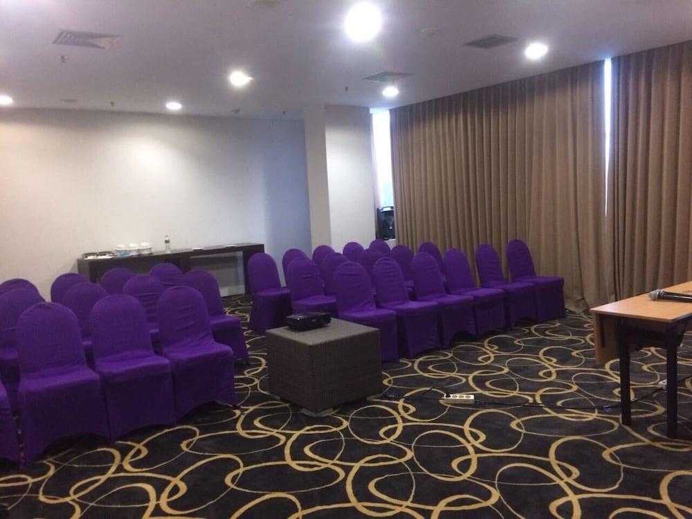 Hotel Quest Darmo - By Aston Surabaya